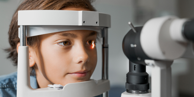 Fotografía de niño revisando la visión con el Autónomo en la clínica ocular