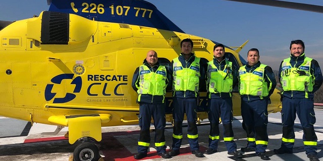 Equipo de rescate de Clínica Las Condes junto a helicóptero