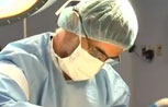 doctor aplicando lipotransferencia en reconstrucción mamaria 