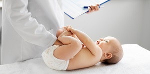 Niño lactante siendo examinado por médico