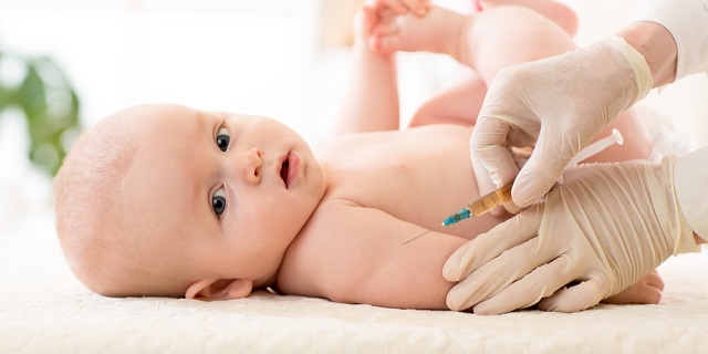 bebé o infante o lactante siendo vacunado