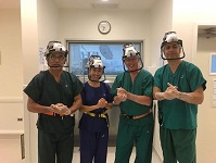 Equipo médico de la cirugía robótica de prótesis de rodilla