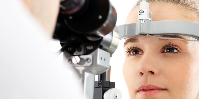 Mujer siendo evaluada por un oftalmólogo