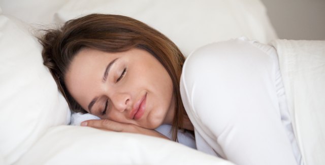 adultos deben dormir al menos seis horas