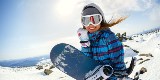 mujer en la nieve con snowboard