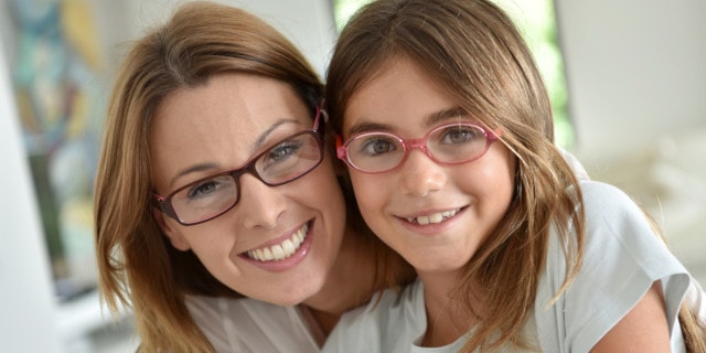 Madre e hija con lentes