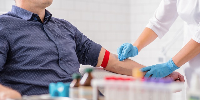Hombre donando sangre en un centro de salud