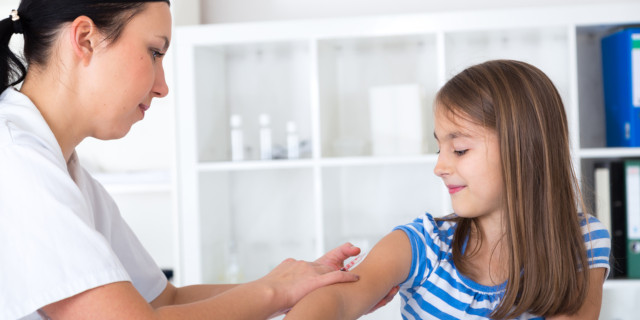 doctora vacunando niño