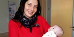 Gabriela Belaunde con su hijo recién nacido en sus brazos