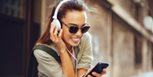 Mujer joven escucha música con audífonos