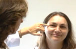Mujer le revisan el rostro para aplicarle ácido hialurónico