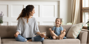 mujer con niña en cita médica